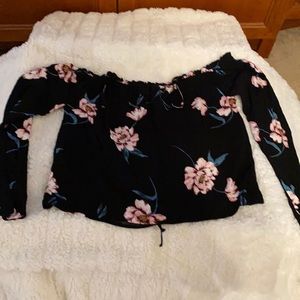 Pretty long sleeve top.